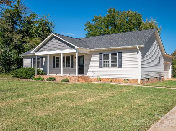 1478 Glen Oaks Dr, Newton, NC 28658