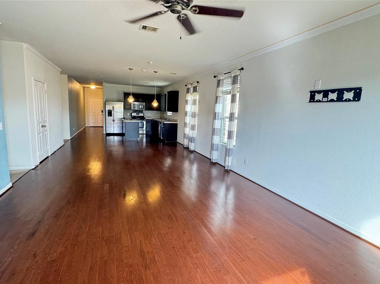 3 bed, 2.0 bath, 1740 sqft, $2,100 — Photo 2