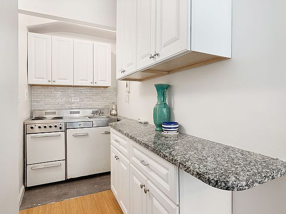 3rd image of 121 W 72nd St APT 4A