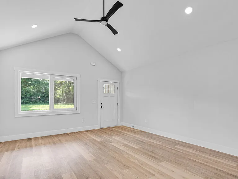 402 Roberts Aly — Photo 18