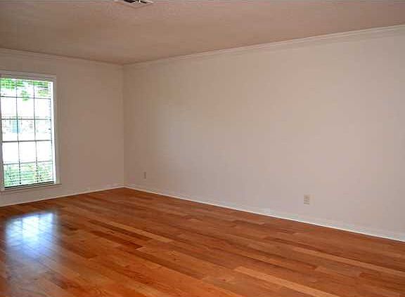 3rd image of 2401 Belcher Dr