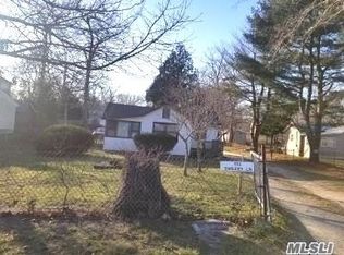 102 Swezey Ln, Middle Island, NY 11953