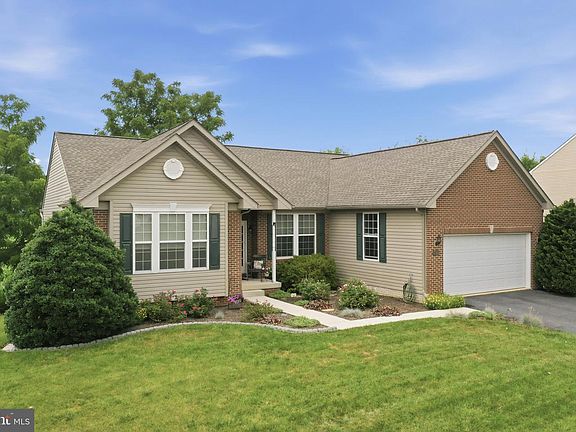 3rd image of 1071 Crestwood Dr