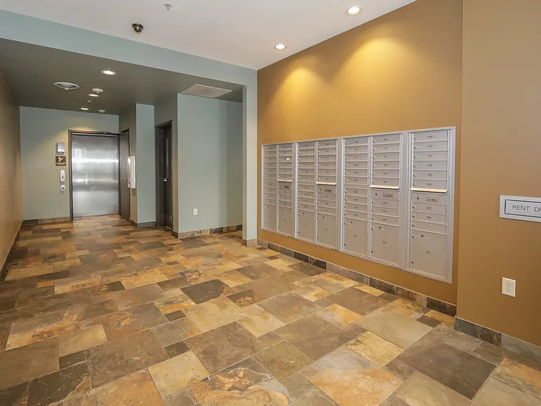 Park Regent Apartments — Photo 11