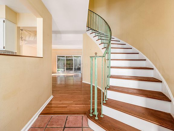 2nd image of 2808 Chateau Cir #72