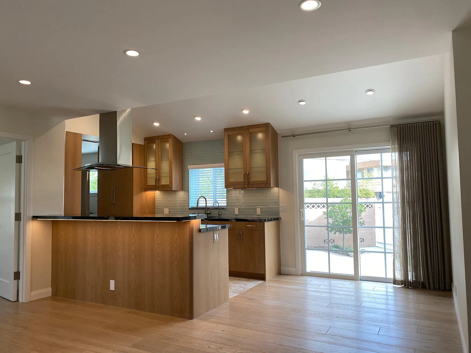 3 bed, 1040 sqft, $4,200 — Photo 3