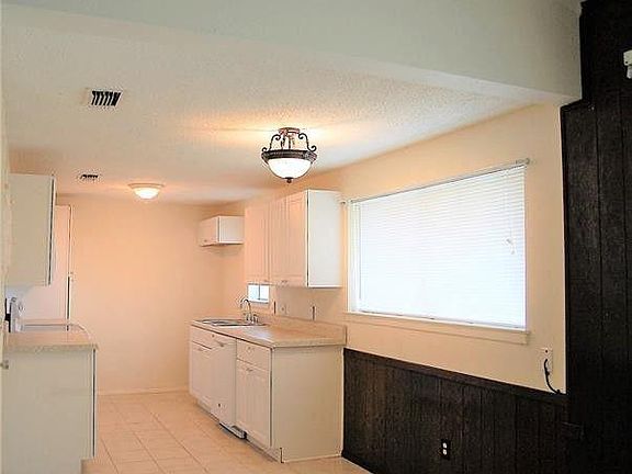 5th image of 2209 Varsity Dr