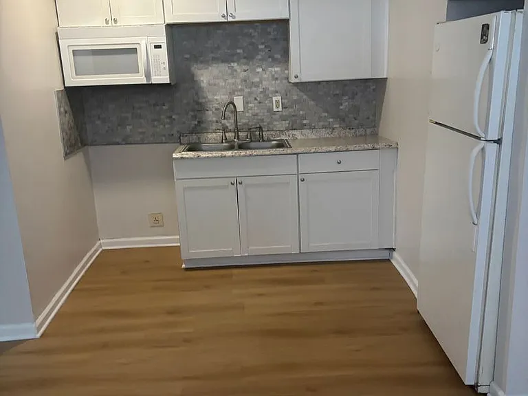 508 Clinton Springs Ave — Photo 5