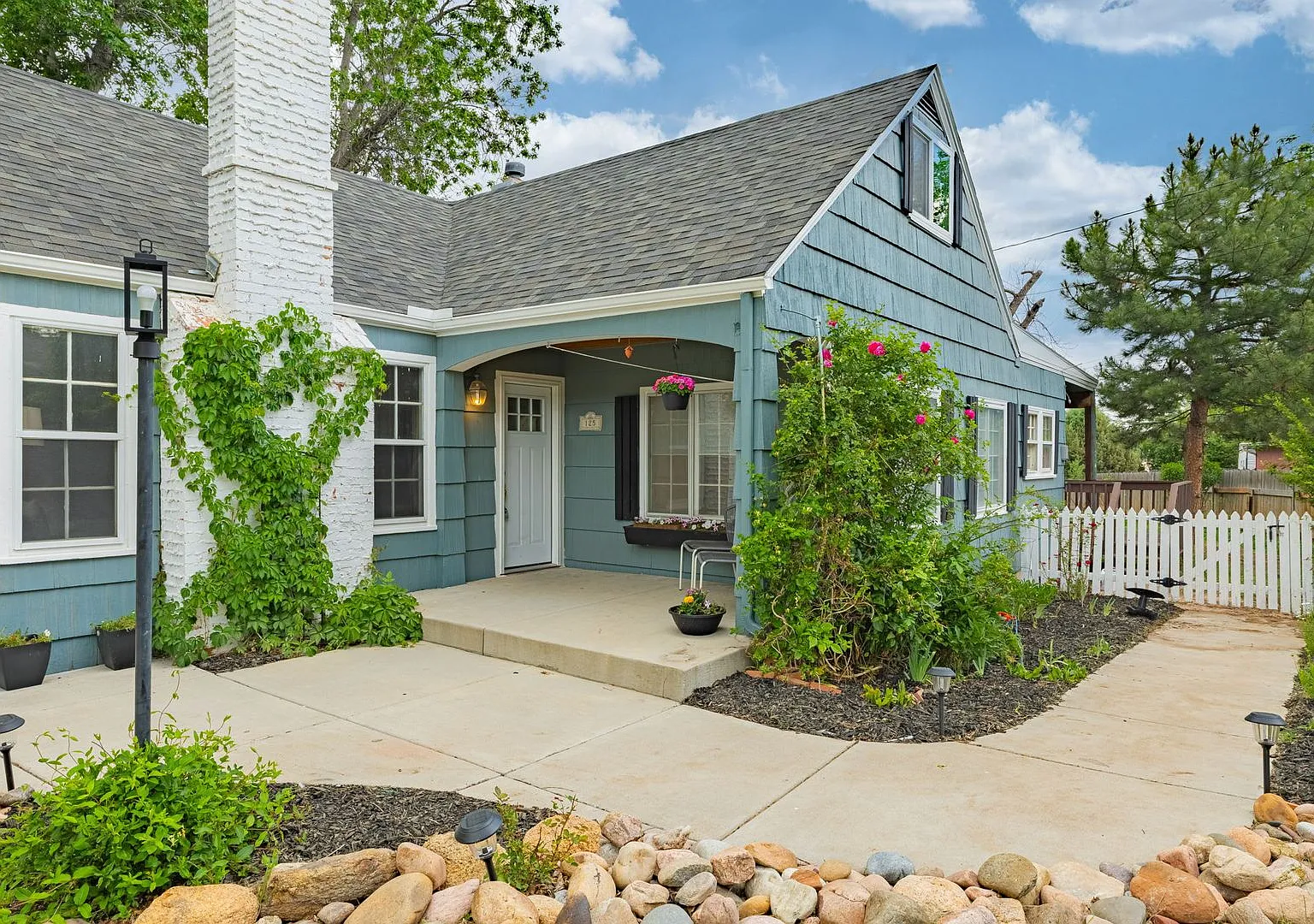 Beautifully Updated 5-Bedroom Rental Near The Broadmoor!! — Photo 4