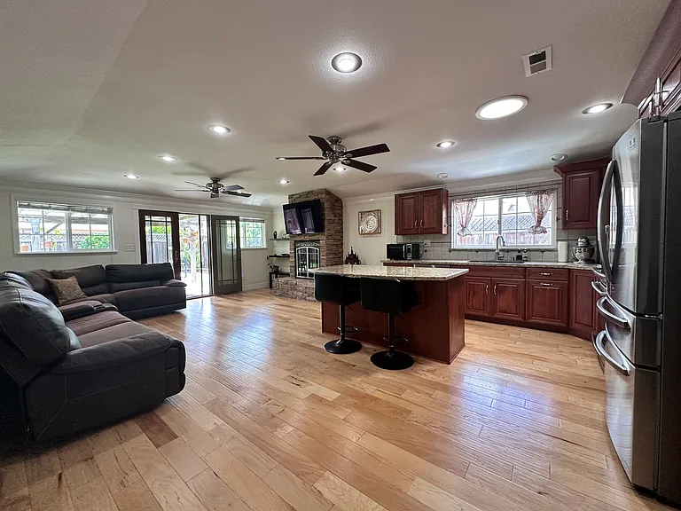41646 Sherwood St — Photo 2