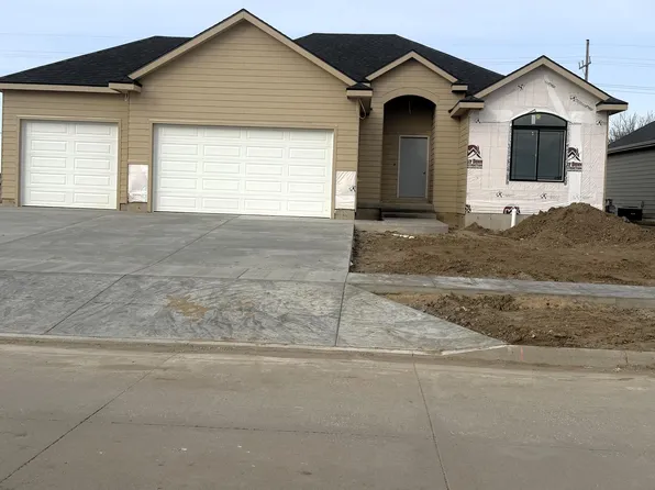 2824 Crystal Lake Dr, Salina, KS 67401