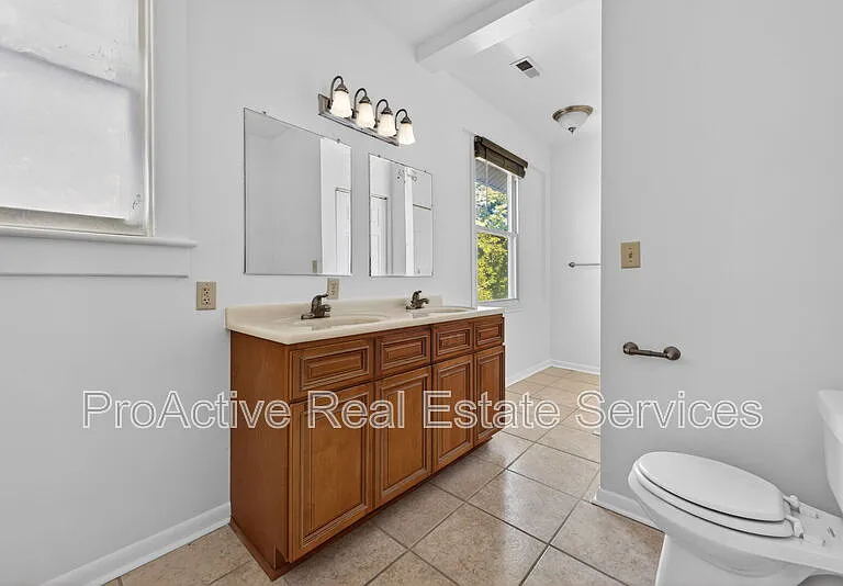 1008 Grayson St — Photo 11