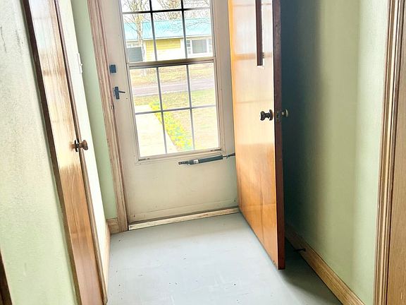 2nd image of 822 E Dorris Ave