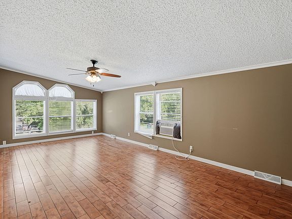 4th image of 582 Leenhouts St