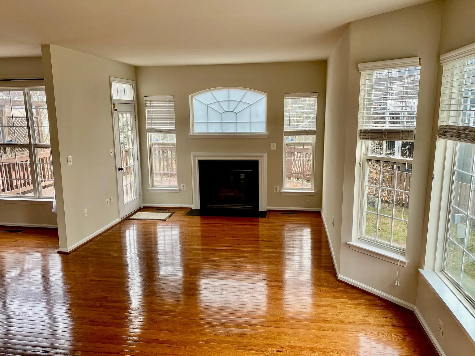 21286 Victorias Cross Ter — Photo 4