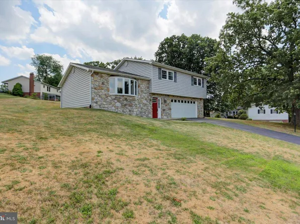 8 Buckingham Dr, Chambersburg, PA 17201