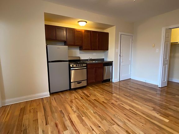 2nd image of 818 W Diversey Pkwy APT C