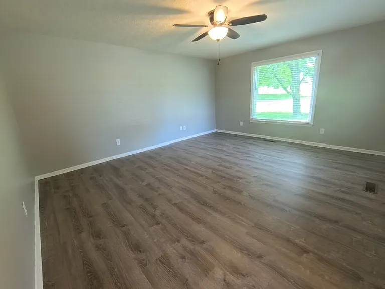 504 Willow Ln — Photo 6