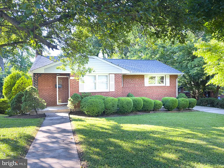 1418 Thornden Rd — Photo 17