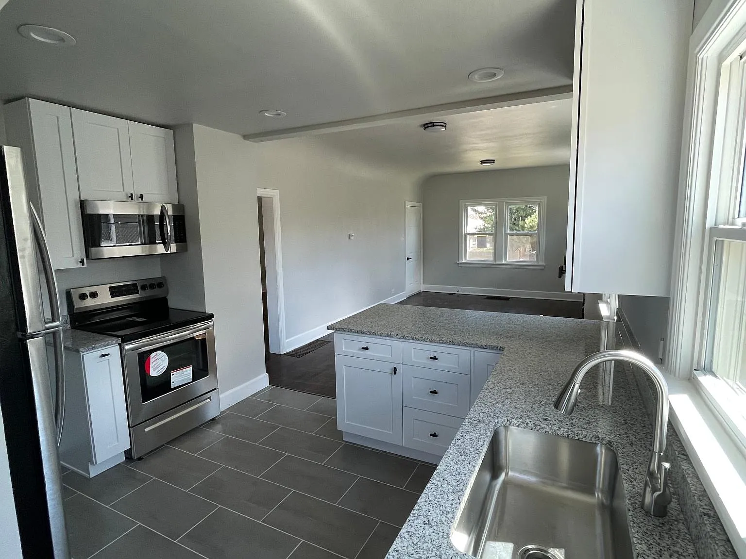 3 bed, 1700 sqft, $2,900 — Photo 3