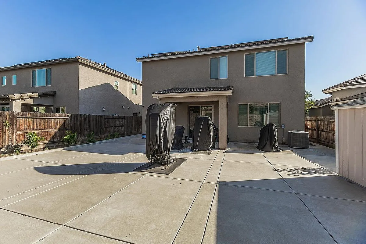 4 bed, 3.0 bath, 1797 sqft, $3,300 — Photo 2