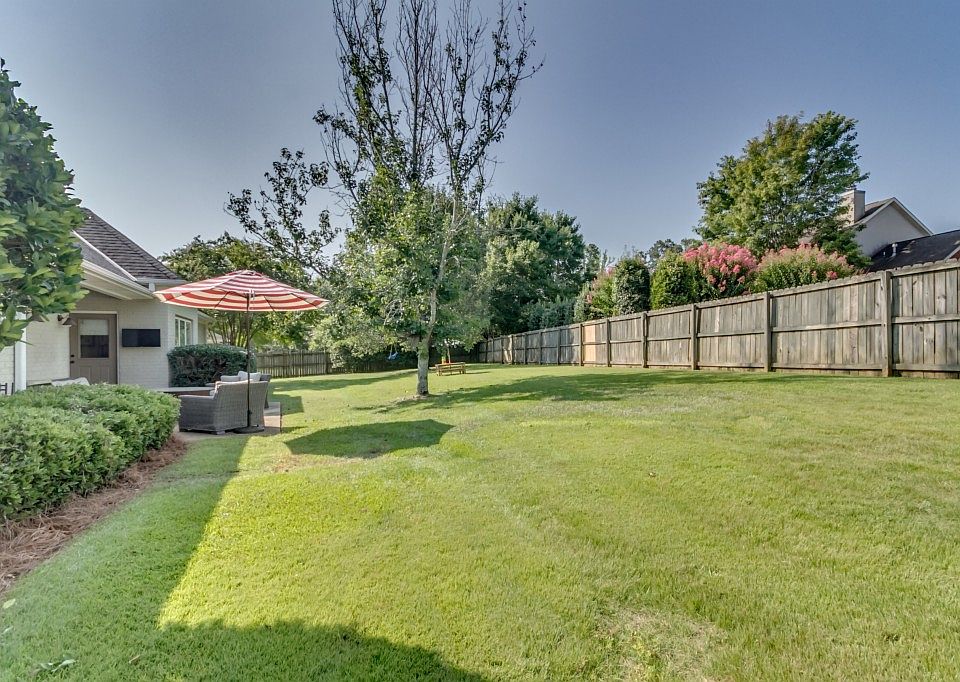 2nd image of 933 Lynn Oaks St
