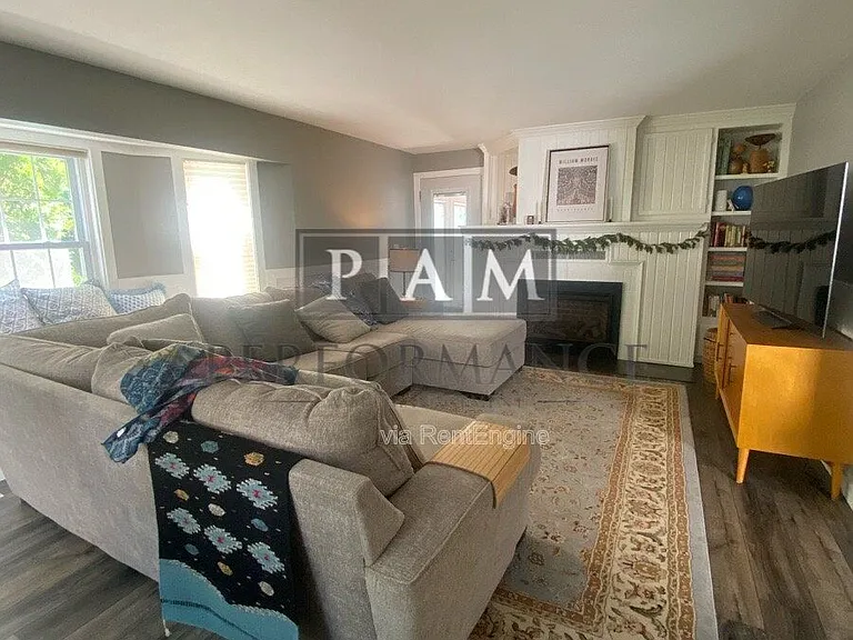 N86W5195 Covington Sq — Photo 4