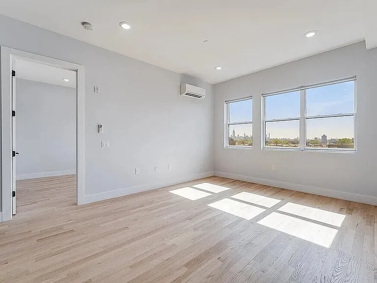 Crystal Cambridge — Photo 1
