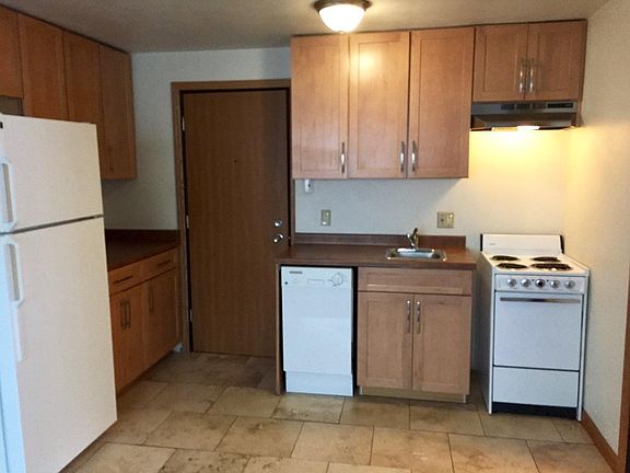 Kitchen / Entrance into apartment