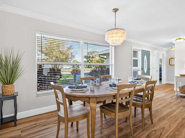 Extendable dining table with 2 leafs.