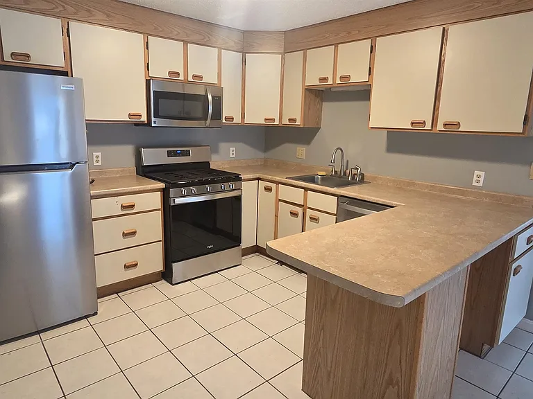 302 Knights Bridge Dr #302 — Photo 4