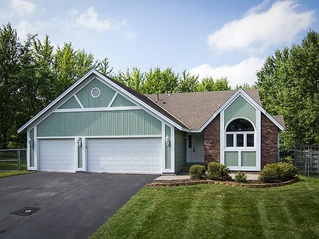 Lovely property in Prior Lake, located in a great neighborhood. Very clean and well maintained, this