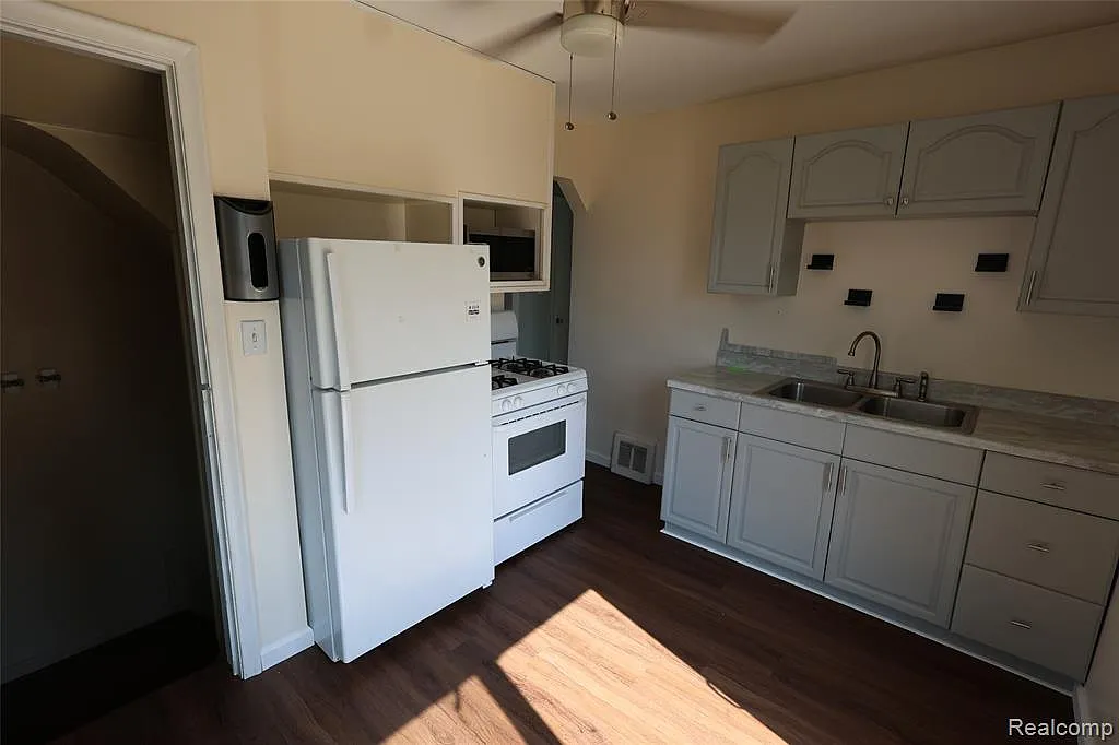 3 bed, 1.0 bath, 1062 sqft, $1,750 — Photo 4