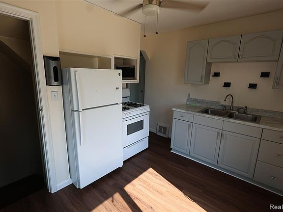 4th image of 27226 Lawnwood St