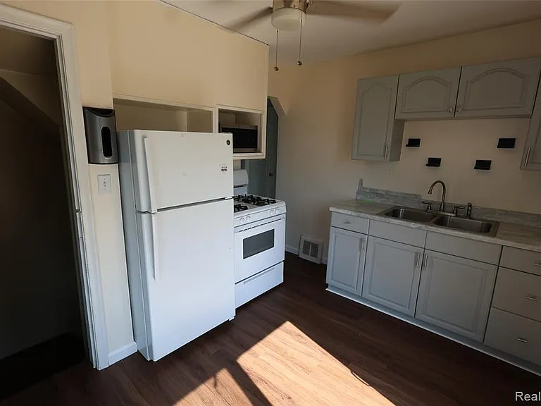 27226 Lawnwood St — Photo 4