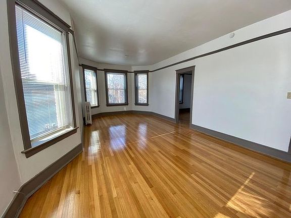 4th image of 6315 N Lakewood Ave #2