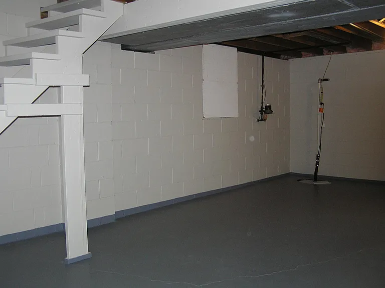 Basement: W 24'11" x L 25'8' = 640sq. ft
One of six