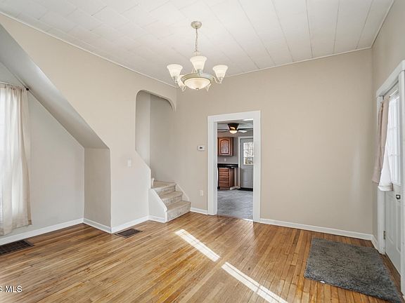 5th image of 522 W Front St