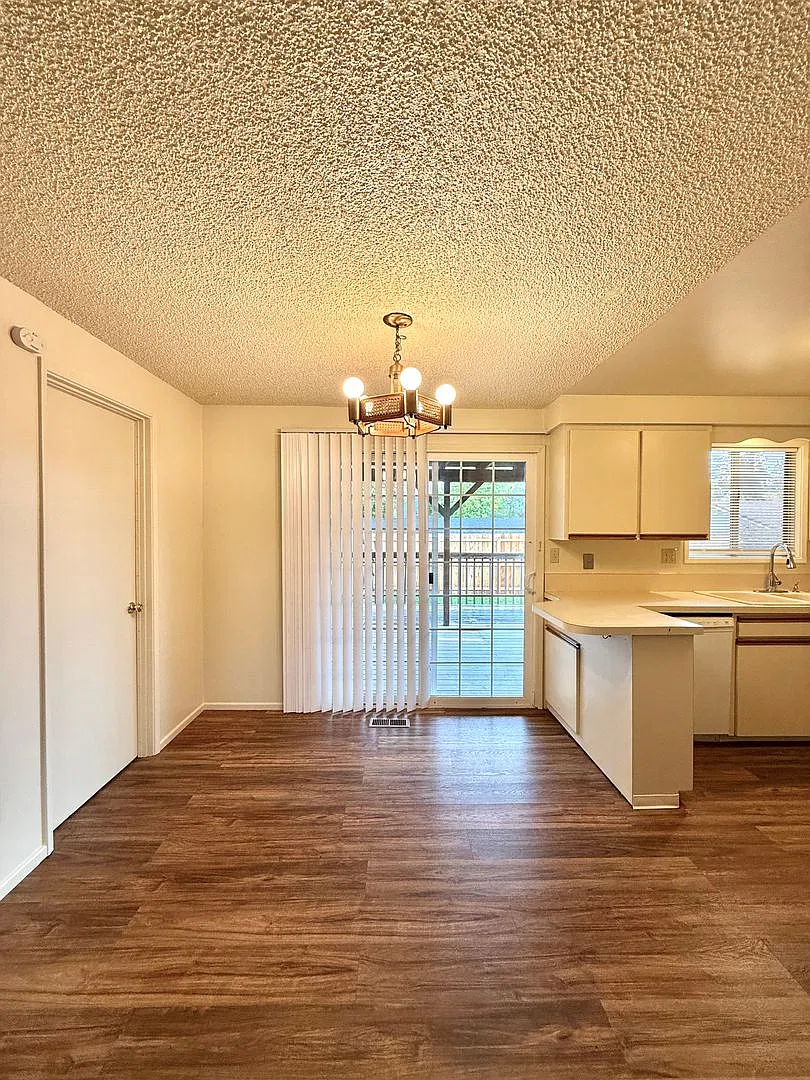 3 Bedroom, 1.5 Bathroom Duplex in Southwest Medford — Photo 4