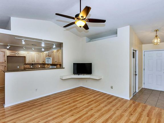 8423 W Berkeley Rd-large-003-8-Main Livi