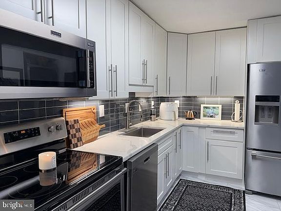 3rd image of 205 Yoakum Pkwy Unit 1218