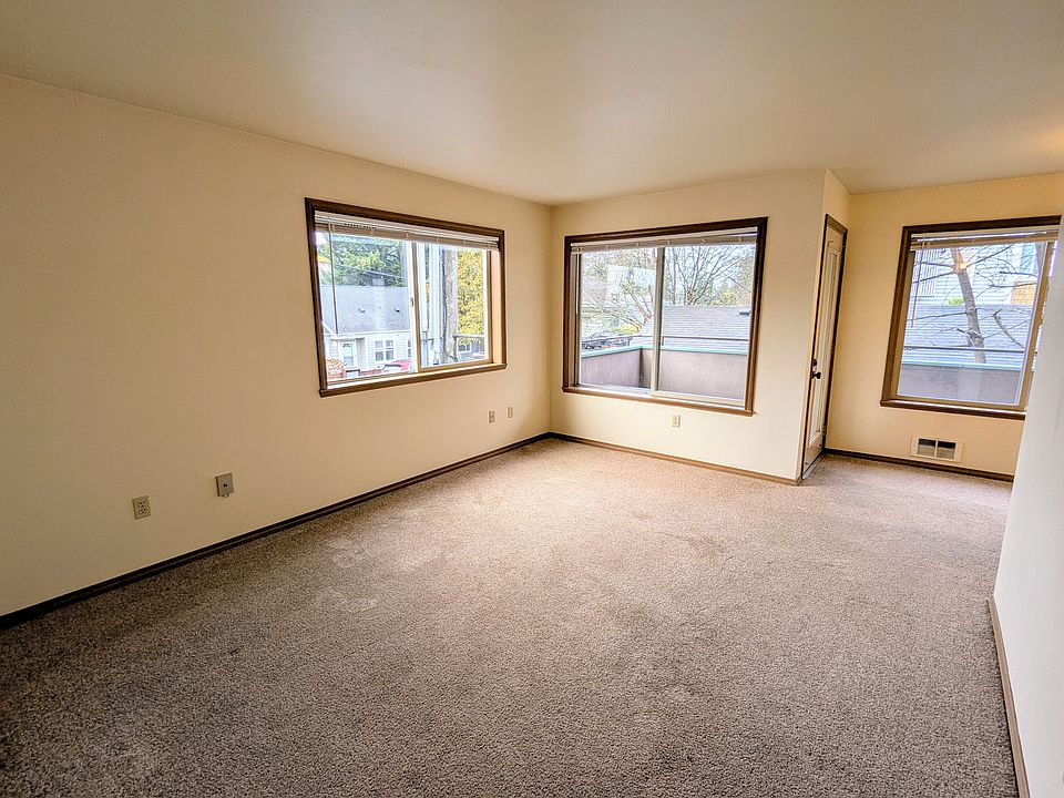 Spacious living room with lots of light