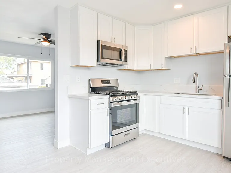 Remodeled 2 Bedroom, 1 Bath Apartment — Photo 1