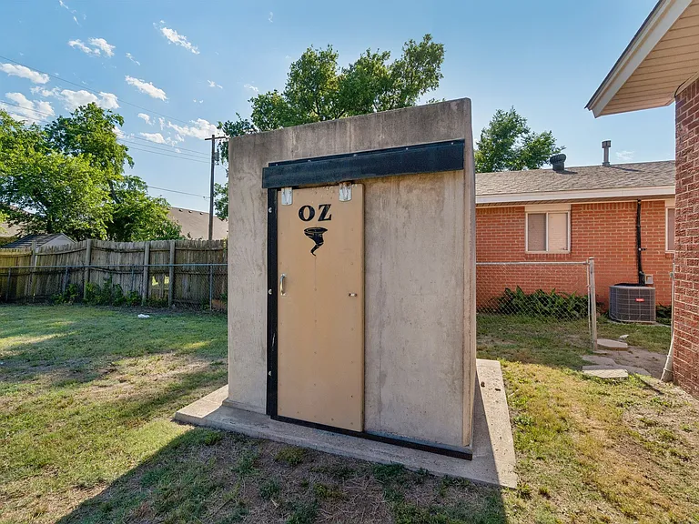 504 Armstrong St — Photo 11