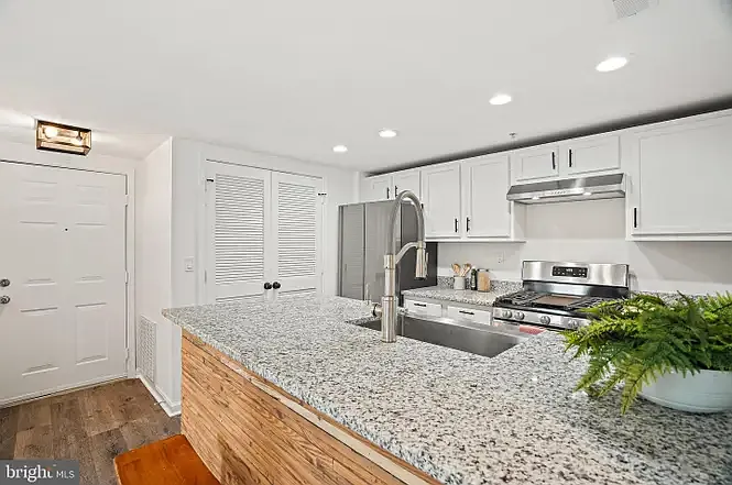 Building Photo - 1240 Holbrook Ter NE #204