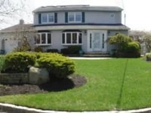 38 Laura Lee Dr, Center Moriches, NY 11934