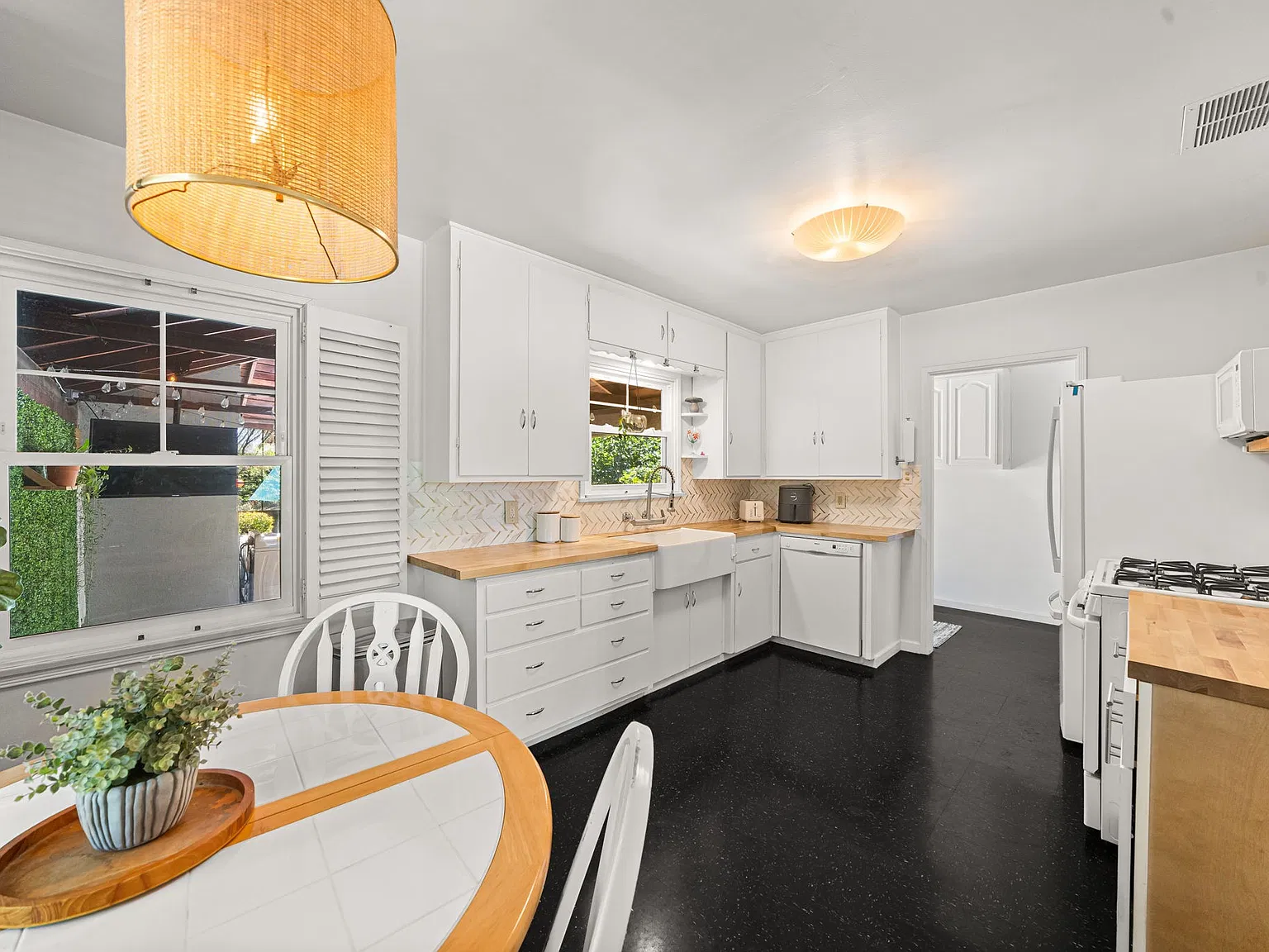2 bed, 1039 sqft, $2,900 — Photo 3