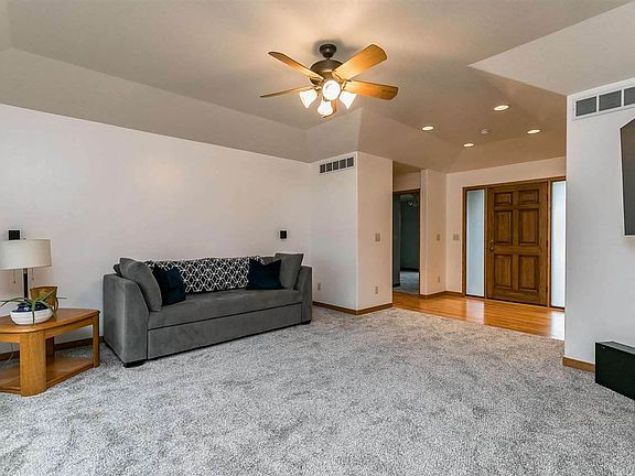 2nd image of 714 Blue Jay Ct