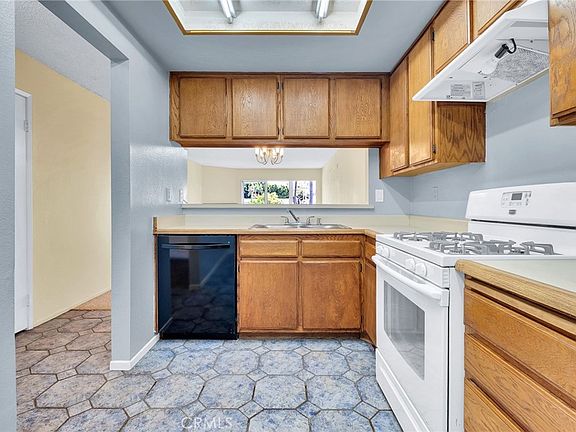 3rd image of 955 E 3rd St Unit 202