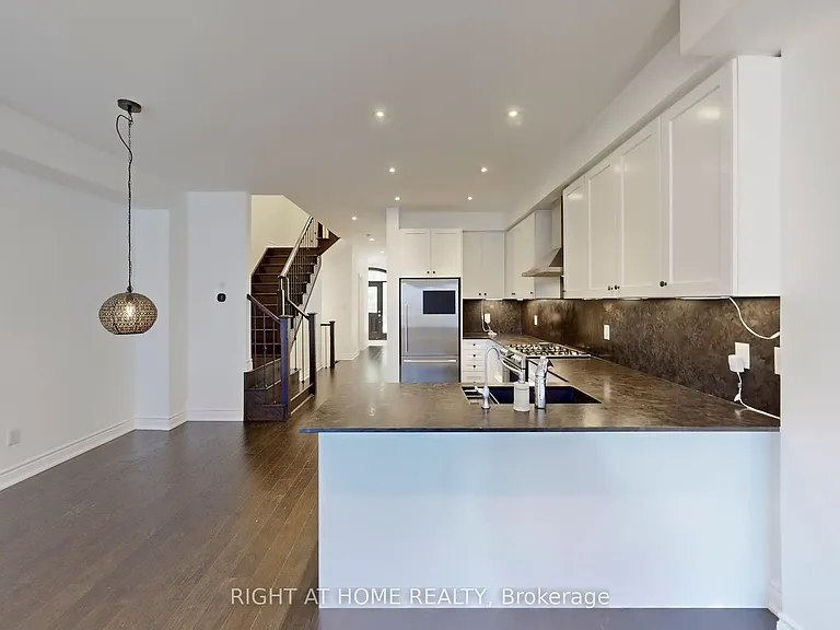 31 Lady Evelyn Cres — Photo 13